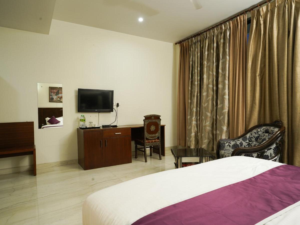 Lime Tree Hotel Sushant Lok Gurgaon Sector 29 Next To Iffco Chowk Metro Exteriör bild