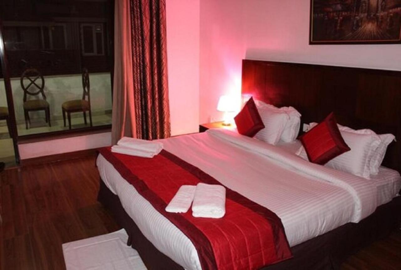 Lime Tree Hotel Sushant Lok Gurgaon Sector 29 Next To Iffco Chowk Metro Exteriör bild