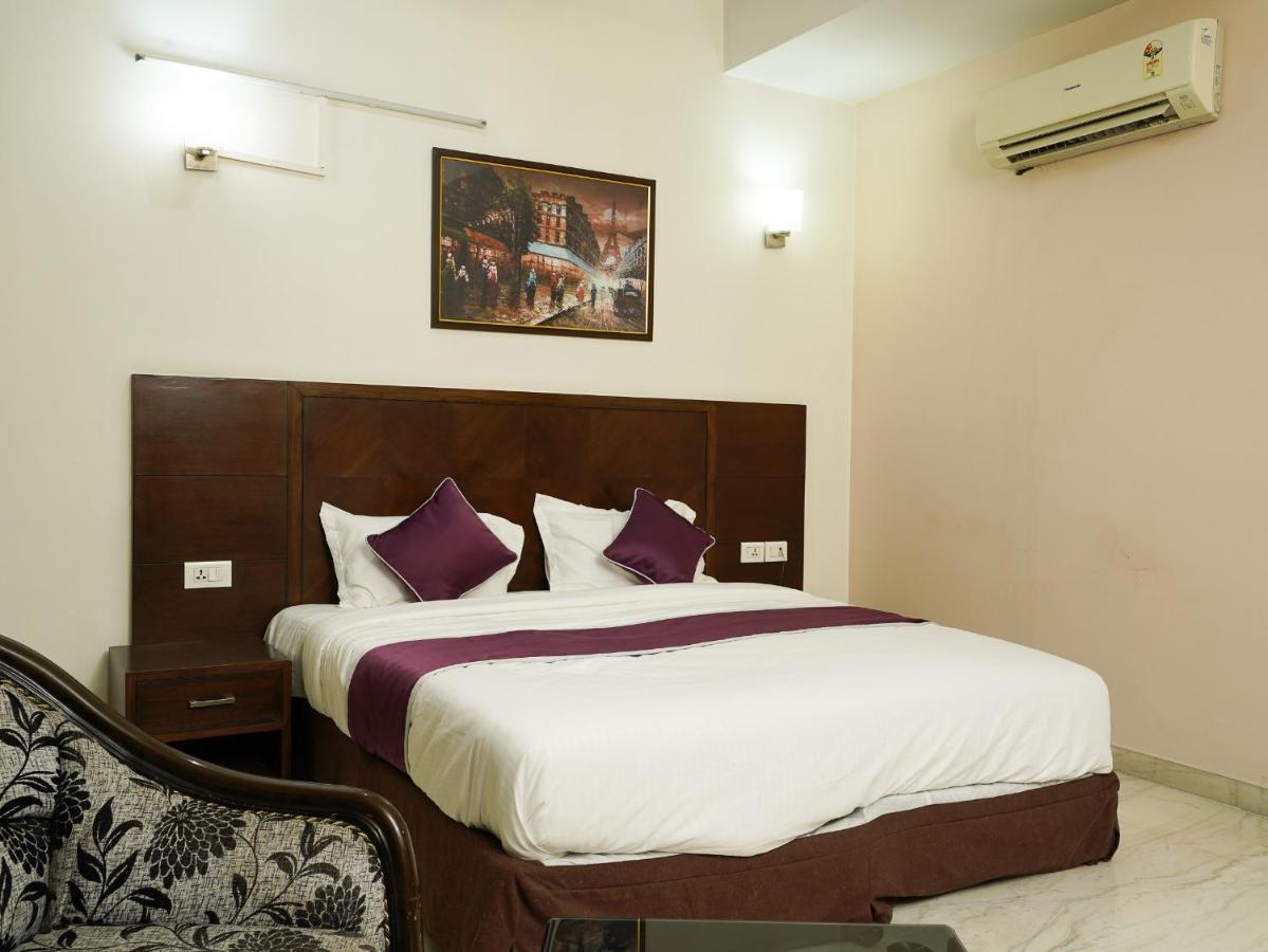 Lime Tree Hotel Sushant Lok Gurgaon Sector 29 Next To Iffco Chowk Metro Exteriör bild