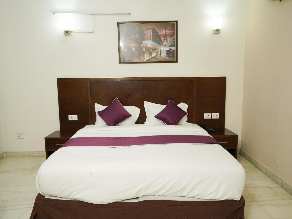 Lime Tree Hotel Sushant Lok Gurgaon Sector 29 Next To Iffco Chowk Metro Exteriör bild