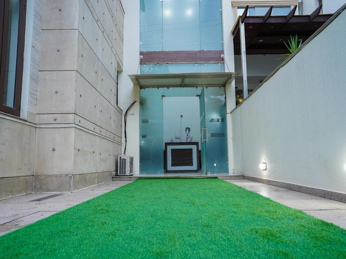 Lime Tree Hotel Sushant Lok Gurgaon Sector 29 Next To Iffco Chowk Metro Exteriör bild