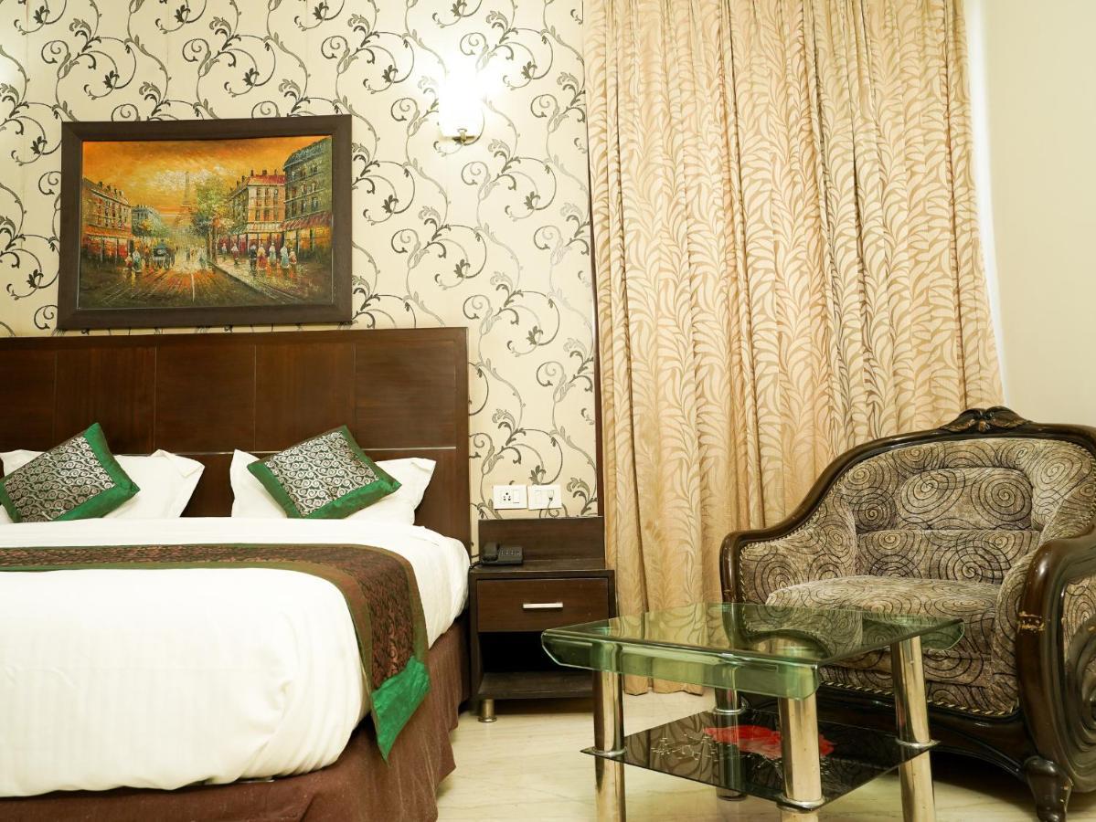 Lime Tree Hotel Sushant Lok Gurgaon Sector 29 Next To Iffco Chowk Metro Exteriör bild