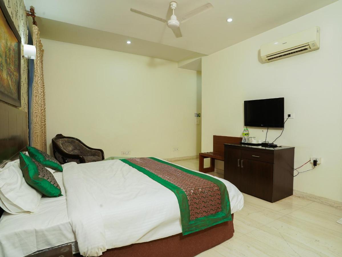 Lime Tree Hotel Sushant Lok Gurgaon Sector 29 Next To Iffco Chowk Metro Exteriör bild
