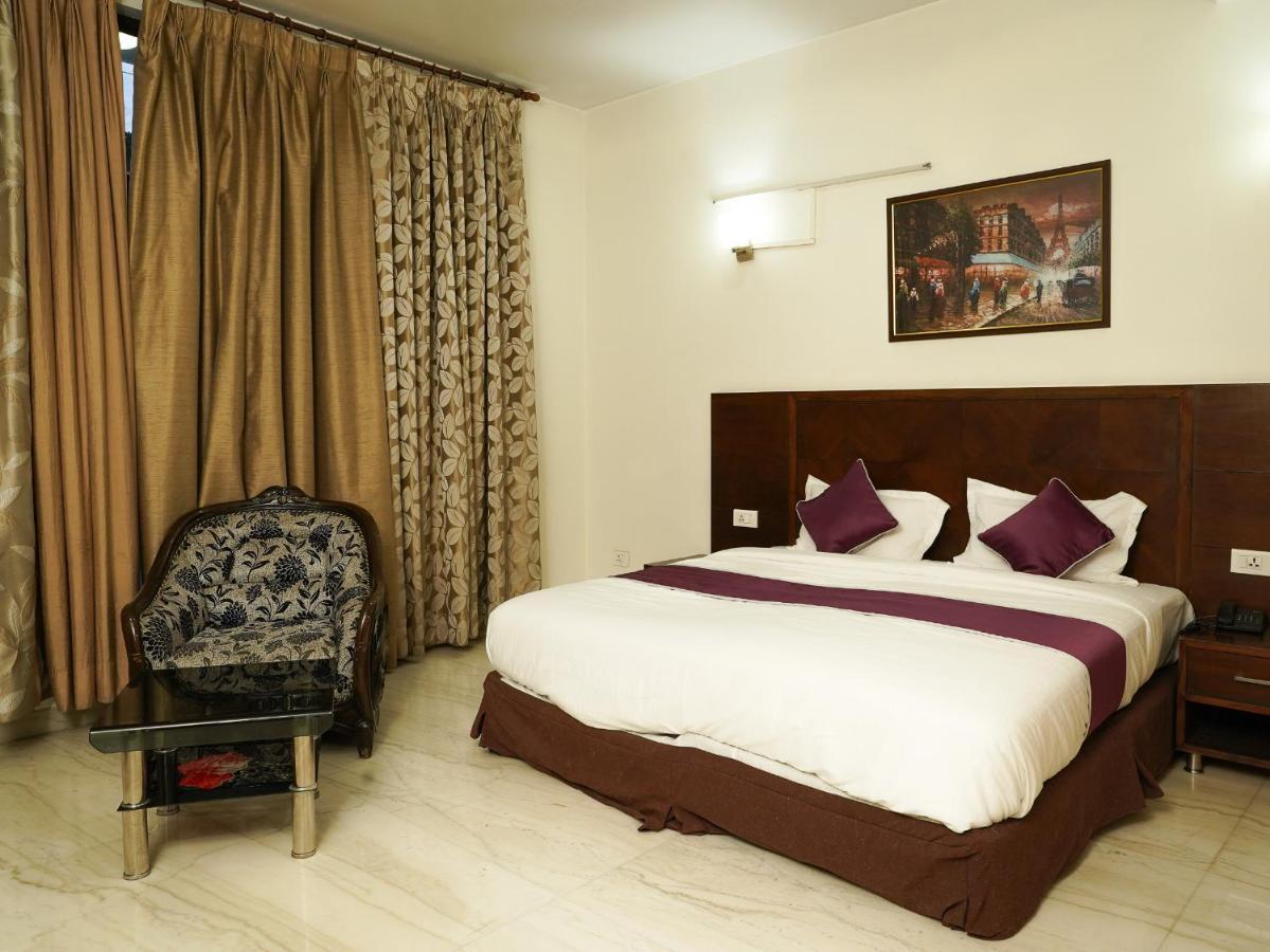 Lime Tree Hotel Sushant Lok Gurgaon Sector 29 Next To Iffco Chowk Metro Exteriör bild
