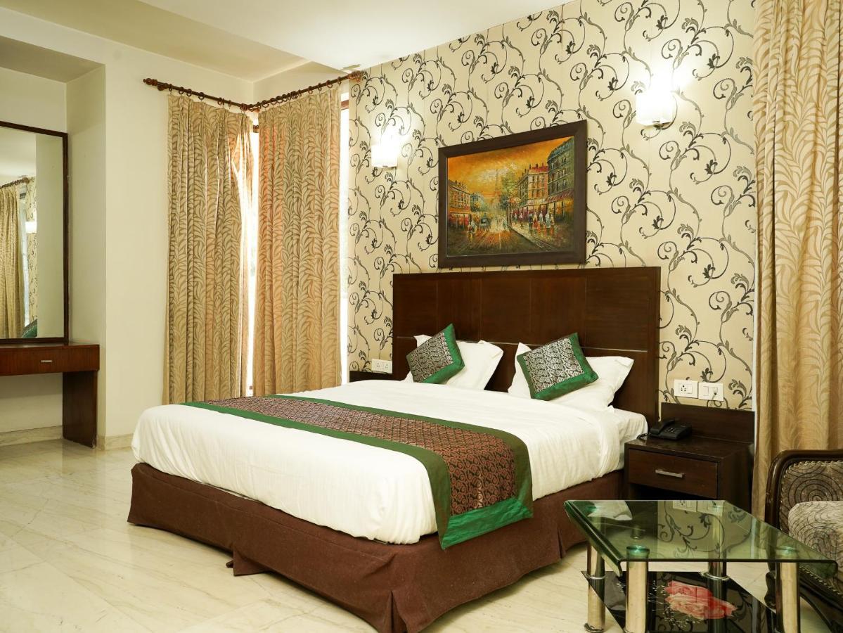 Lime Tree Hotel Sushant Lok Gurgaon Sector 29 Next To Iffco Chowk Metro Exteriör bild