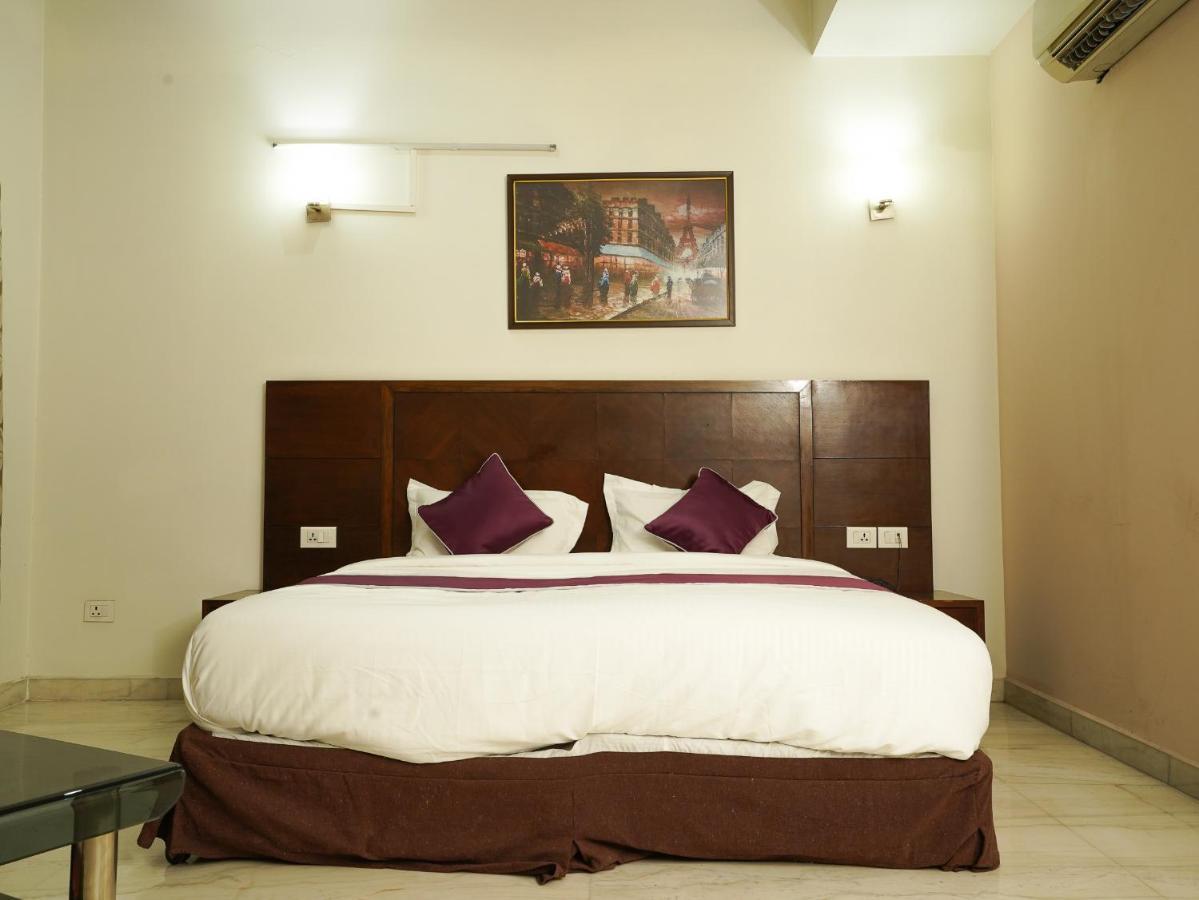 Lime Tree Hotel Sushant Lok Gurgaon Sector 29 Next To Iffco Chowk Metro Exteriör bild