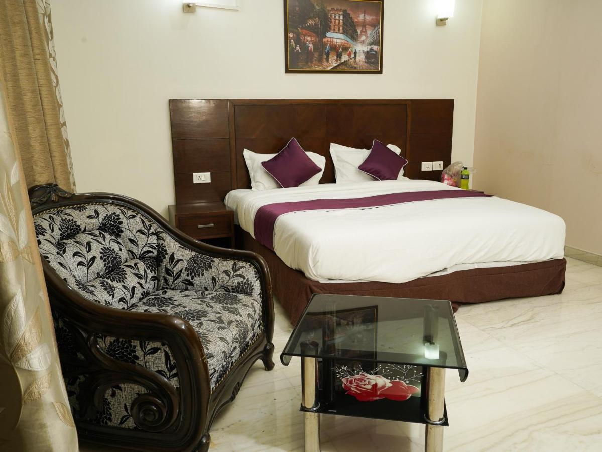 Lime Tree Hotel Sushant Lok Gurgaon Sector 29 Next To Iffco Chowk Metro Exteriör bild