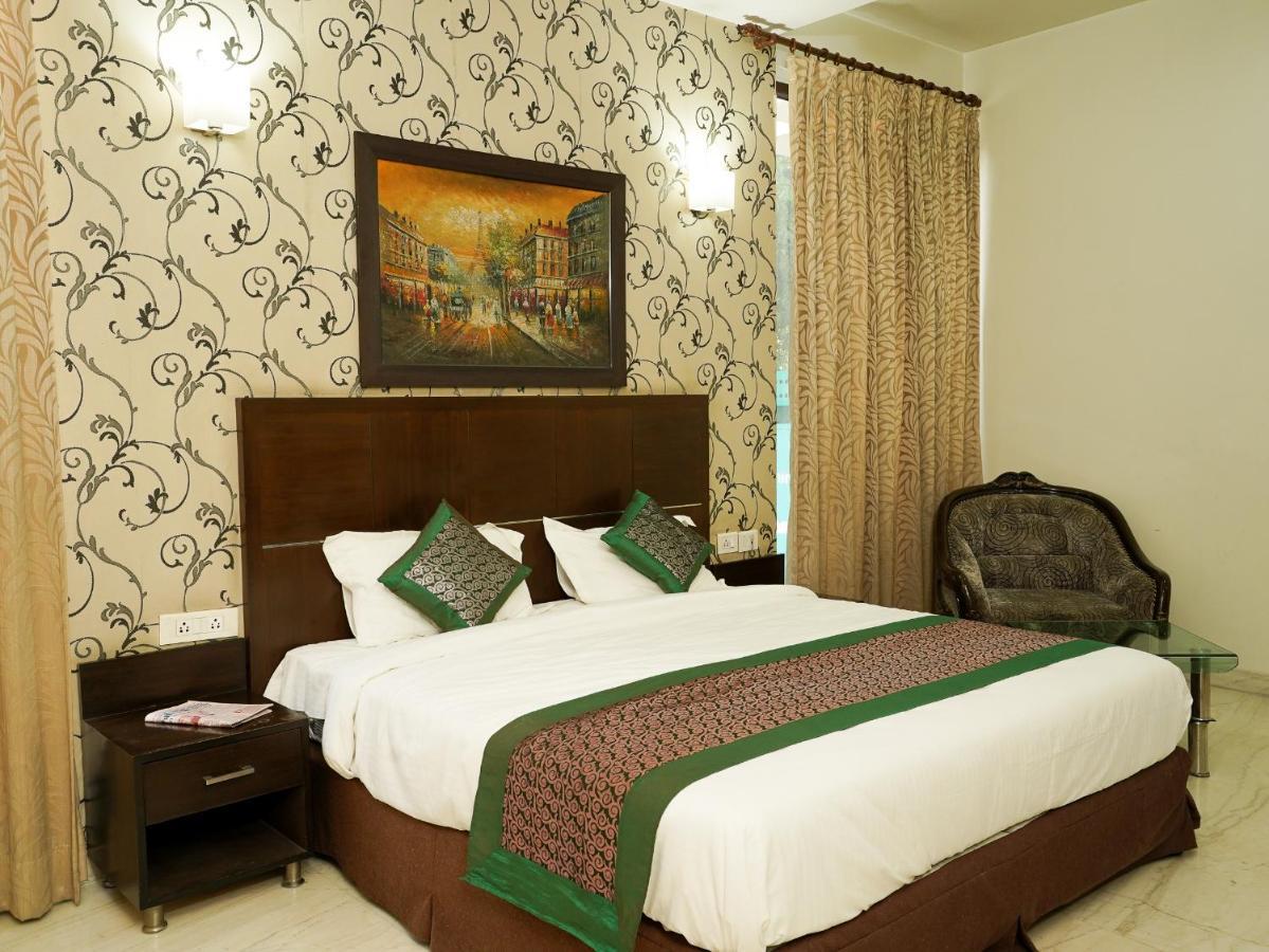 Lime Tree Hotel Sushant Lok Gurgaon Sector 29 Next To Iffco Chowk Metro Exteriör bild