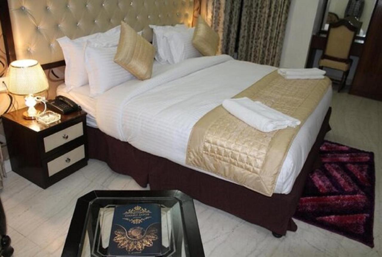 Lime Tree Hotel Sushant Lok Gurgaon Sector 29 Next To Iffco Chowk Metro Exteriör bild