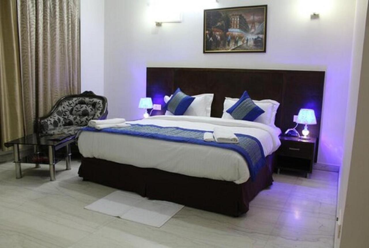Lime Tree Hotel Sushant Lok Gurgaon Sector 29 Next To Iffco Chowk Metro Exteriör bild