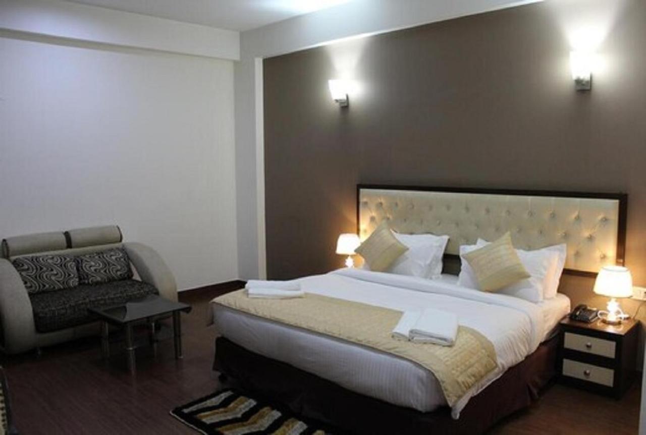 Lime Tree Hotel Sushant Lok Gurgaon Sector 29 Next To Iffco Chowk Metro Exteriör bild