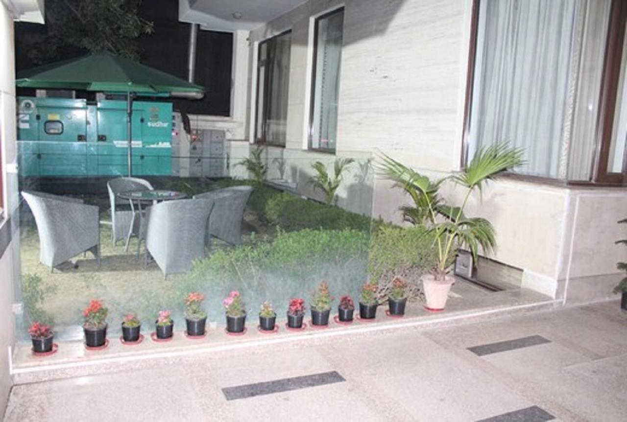 Lime Tree Hotel Sushant Lok Gurgaon Sector 29 Next To Iffco Chowk Metro Exteriör bild