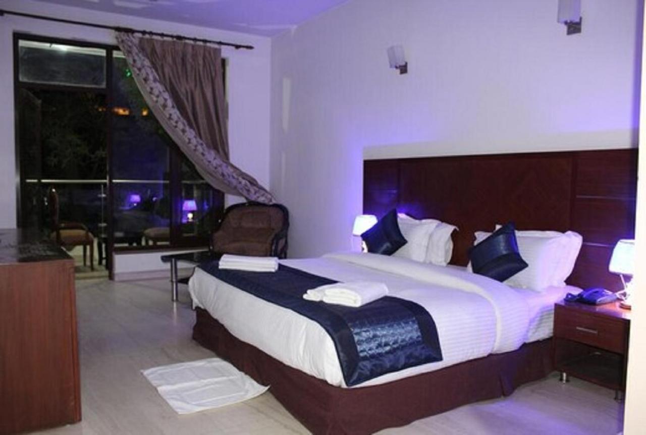 Lime Tree Hotel Sushant Lok Gurgaon Sector 29 Next To Iffco Chowk Metro Exteriör bild
