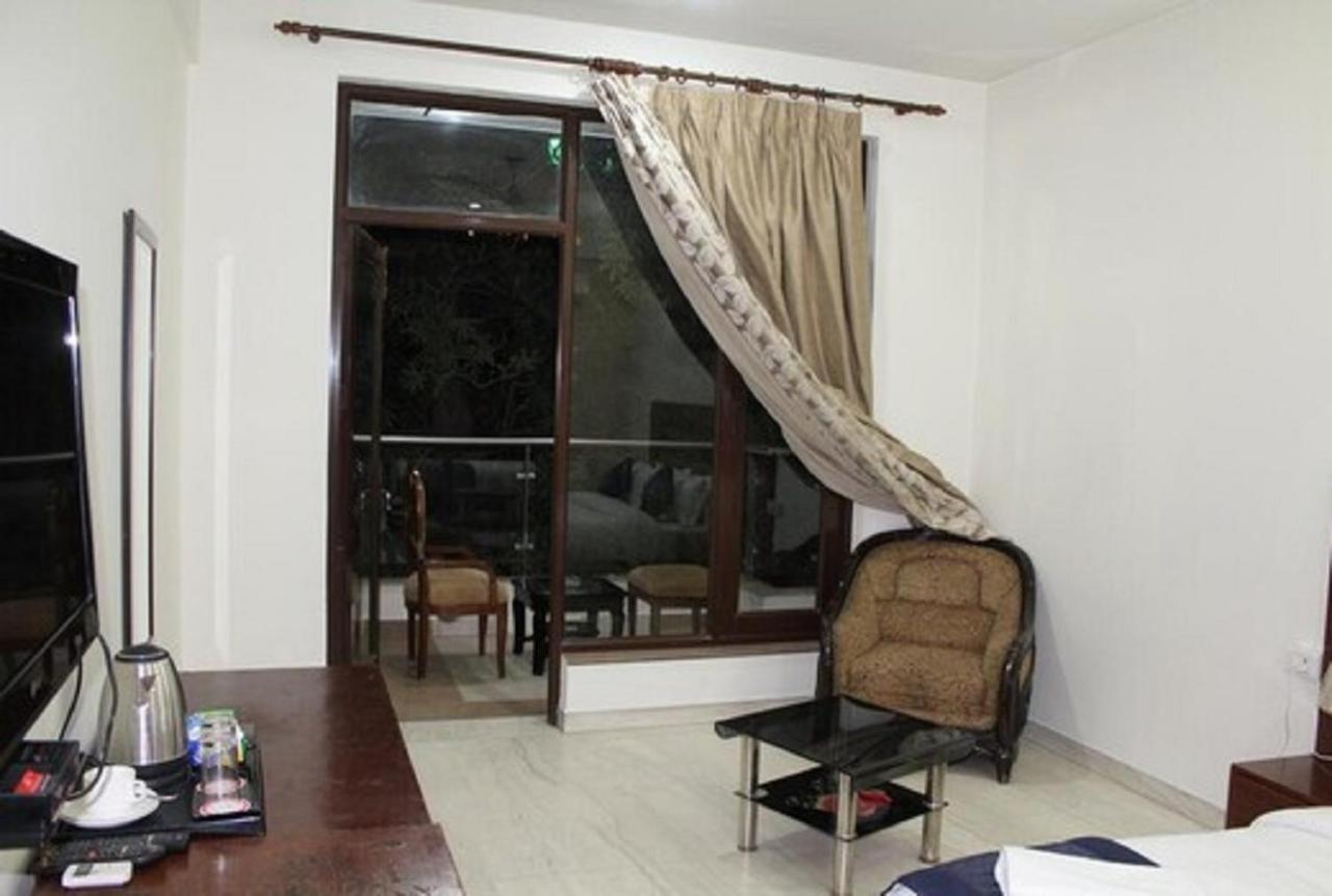 Lime Tree Hotel Sushant Lok Gurgaon Sector 29 Next To Iffco Chowk Metro Exteriör bild