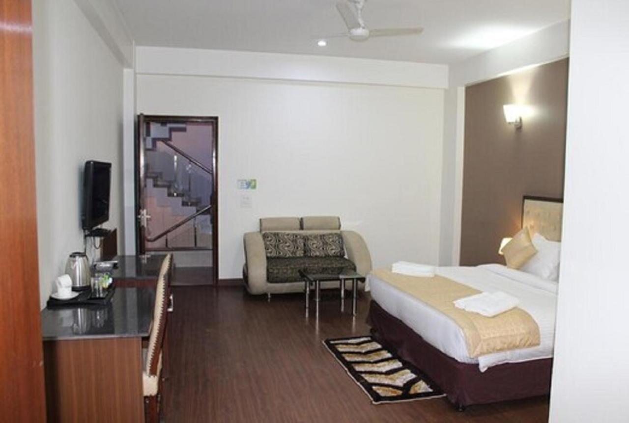 Lime Tree Hotel Sushant Lok Gurgaon Sector 29 Next To Iffco Chowk Metro Exteriör bild