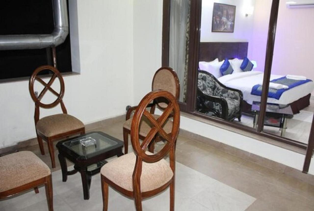 Lime Tree Hotel Sushant Lok Gurgaon Sector 29 Next To Iffco Chowk Metro Exteriör bild