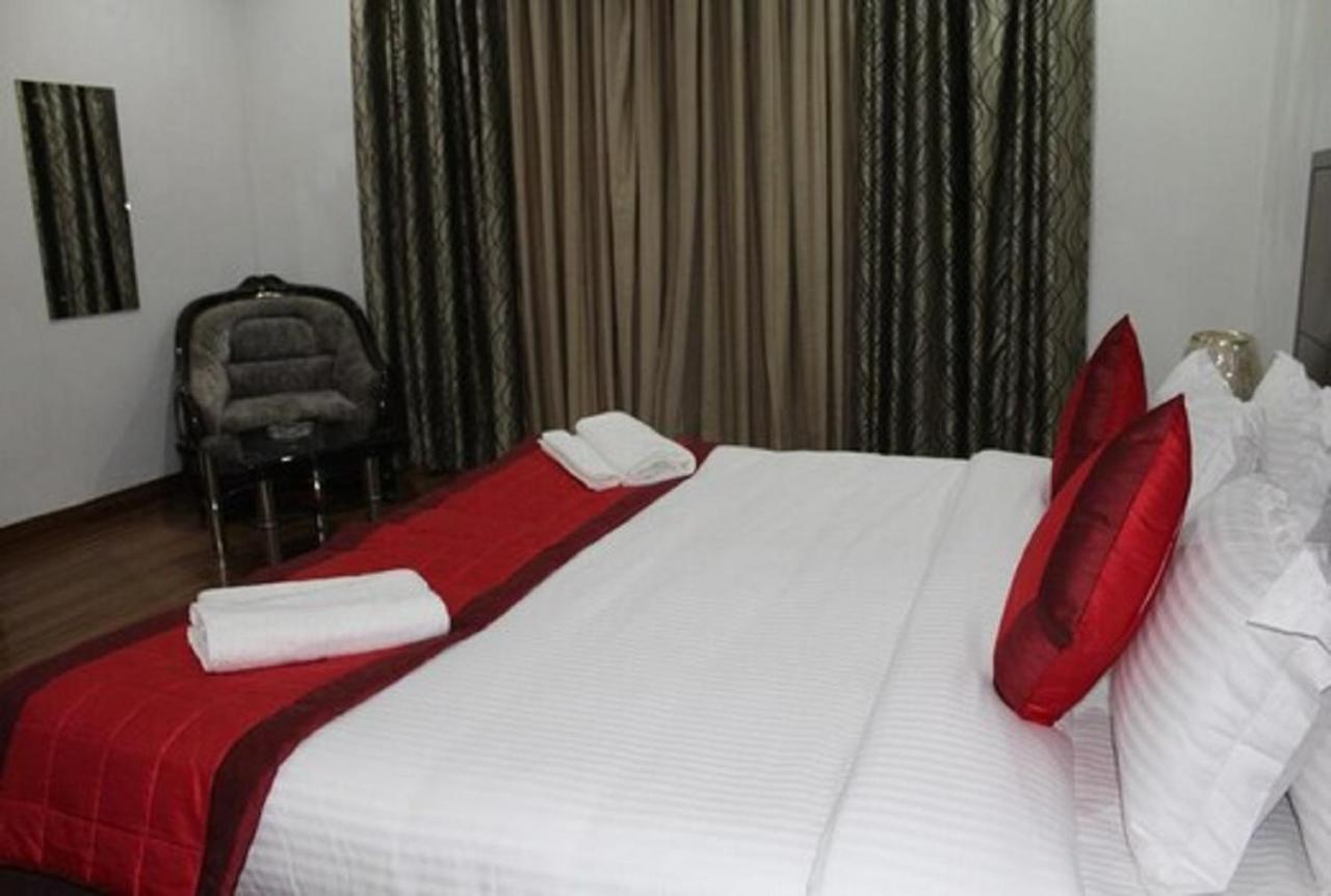 Lime Tree Hotel Sushant Lok Gurgaon Sector 29 Next To Iffco Chowk Metro Exteriör bild