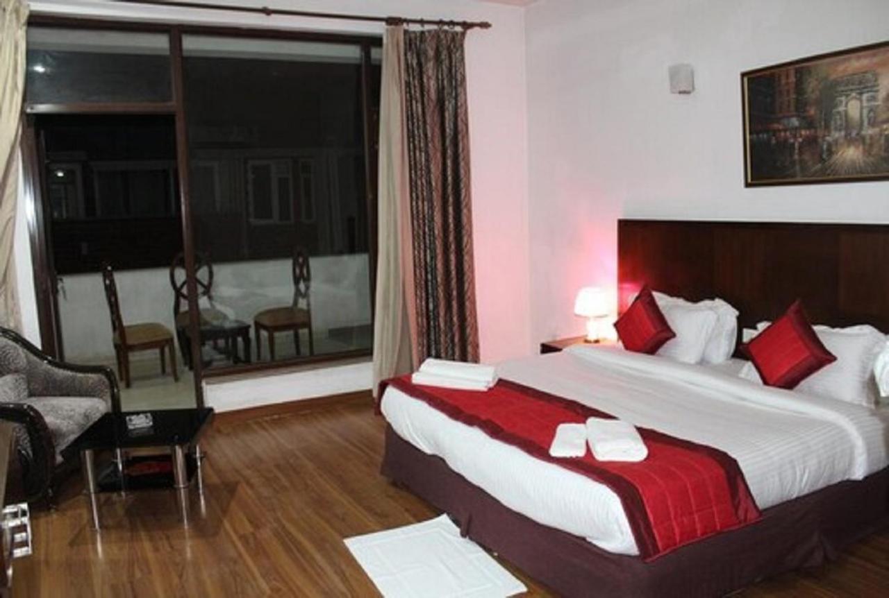 Lime Tree Hotel Sushant Lok Gurgaon Sector 29 Next To Iffco Chowk Metro Exteriör bild