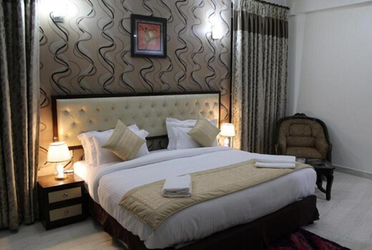 Lime Tree Hotel Sushant Lok Gurgaon Sector 29 Next To Iffco Chowk Metro Exteriör bild
