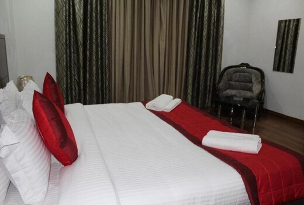 Lime Tree Hotel Sushant Lok Gurgaon Sector 29 Next To Iffco Chowk Metro Exteriör bild