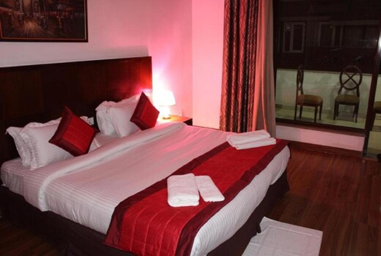 Lime Tree Hotel Sushant Lok Gurgaon Sector 29 Next To Iffco Chowk Metro Exteriör bild
