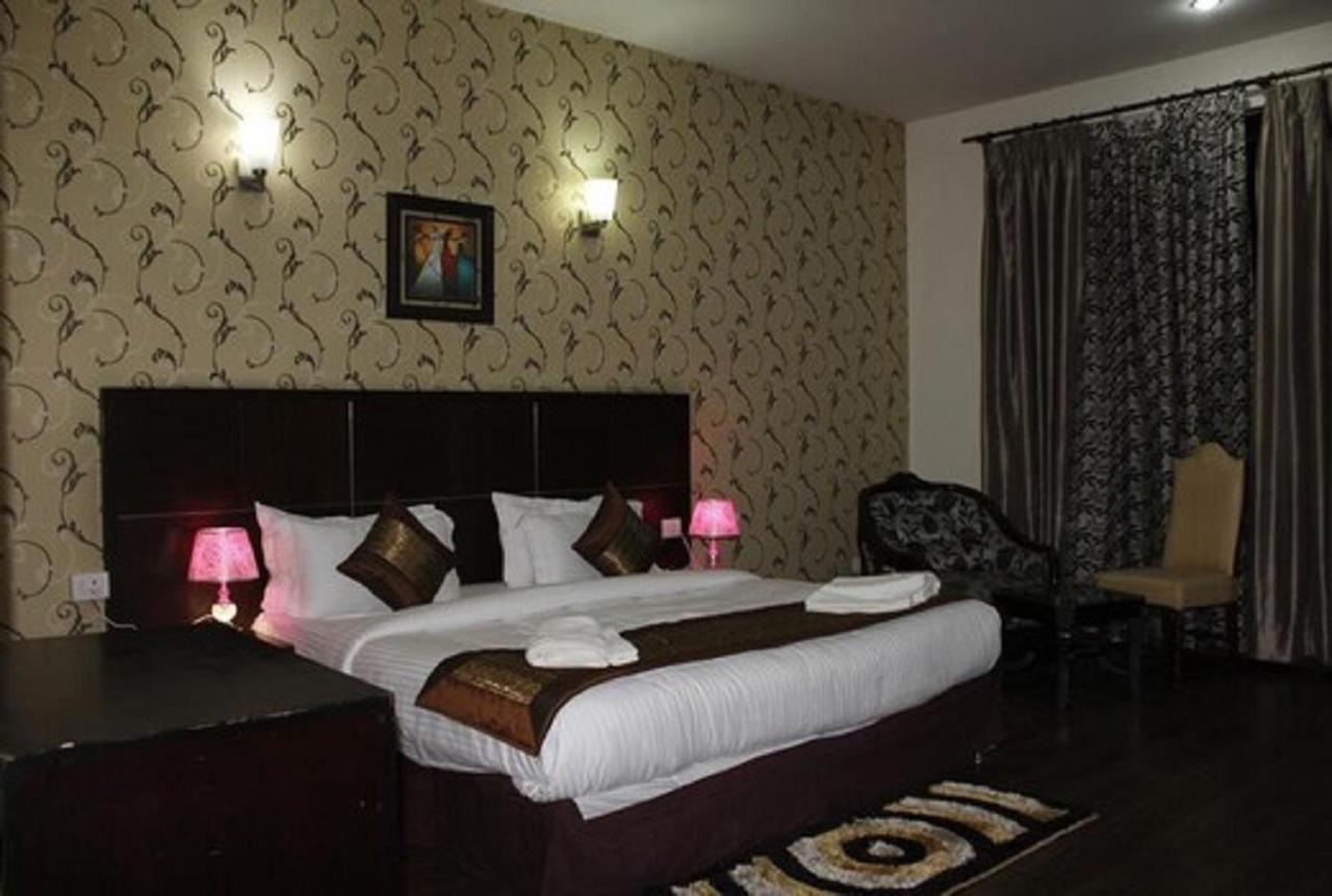 Lime Tree Hotel Sushant Lok Gurgaon Sector 29 Next To Iffco Chowk Metro Exteriör bild