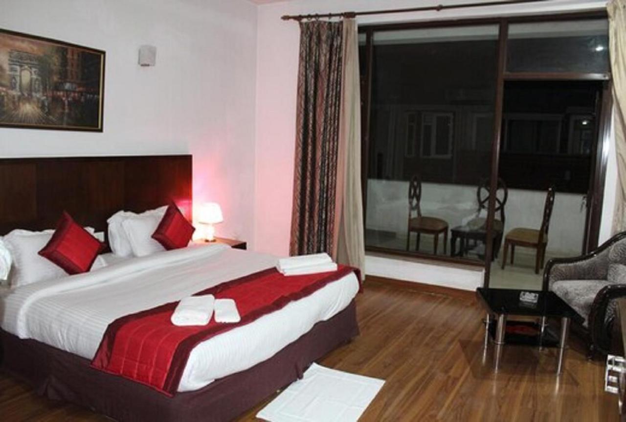 Lime Tree Hotel Sushant Lok Gurgaon Sector 29 Next To Iffco Chowk Metro Exteriör bild