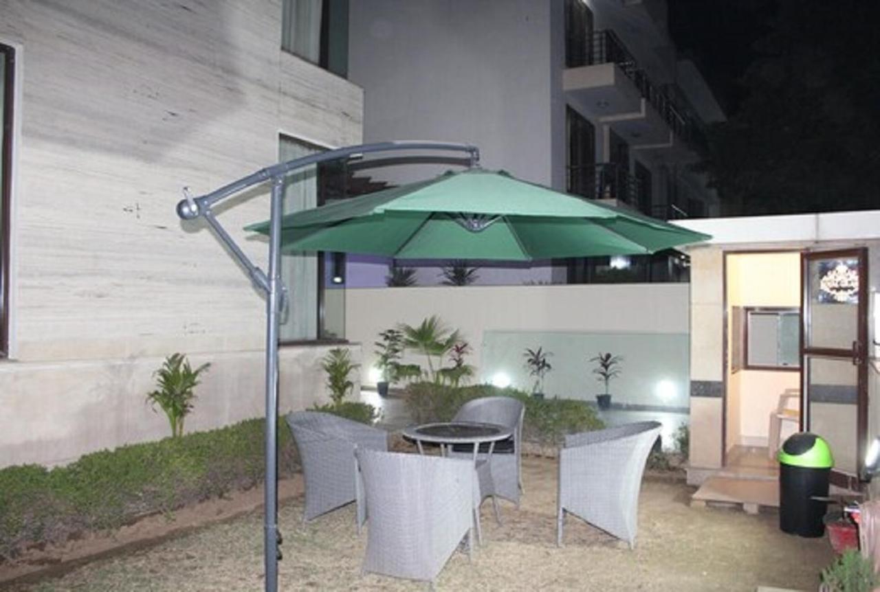 Lime Tree Hotel Sushant Lok Gurgaon Sector 29 Next To Iffco Chowk Metro Exteriör bild