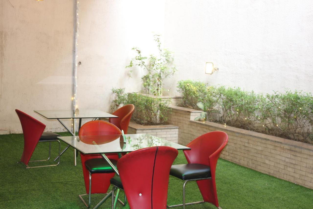 Lime Tree Hotel Sushant Lok Gurgaon Sector 29 Next To Iffco Chowk Metro Exteriör bild