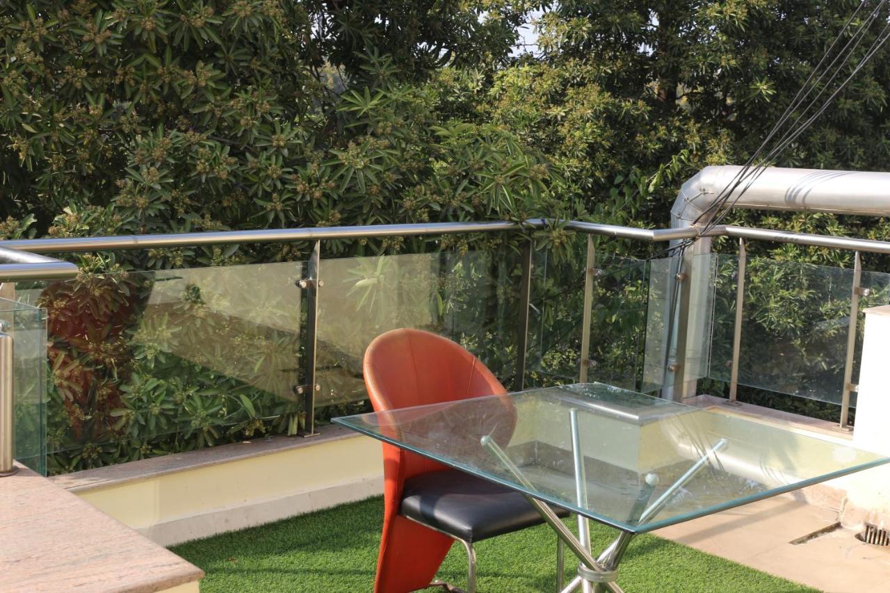 Lime Tree Hotel Sushant Lok Gurgaon Sector 29 Next To Iffco Chowk Metro Exteriör bild