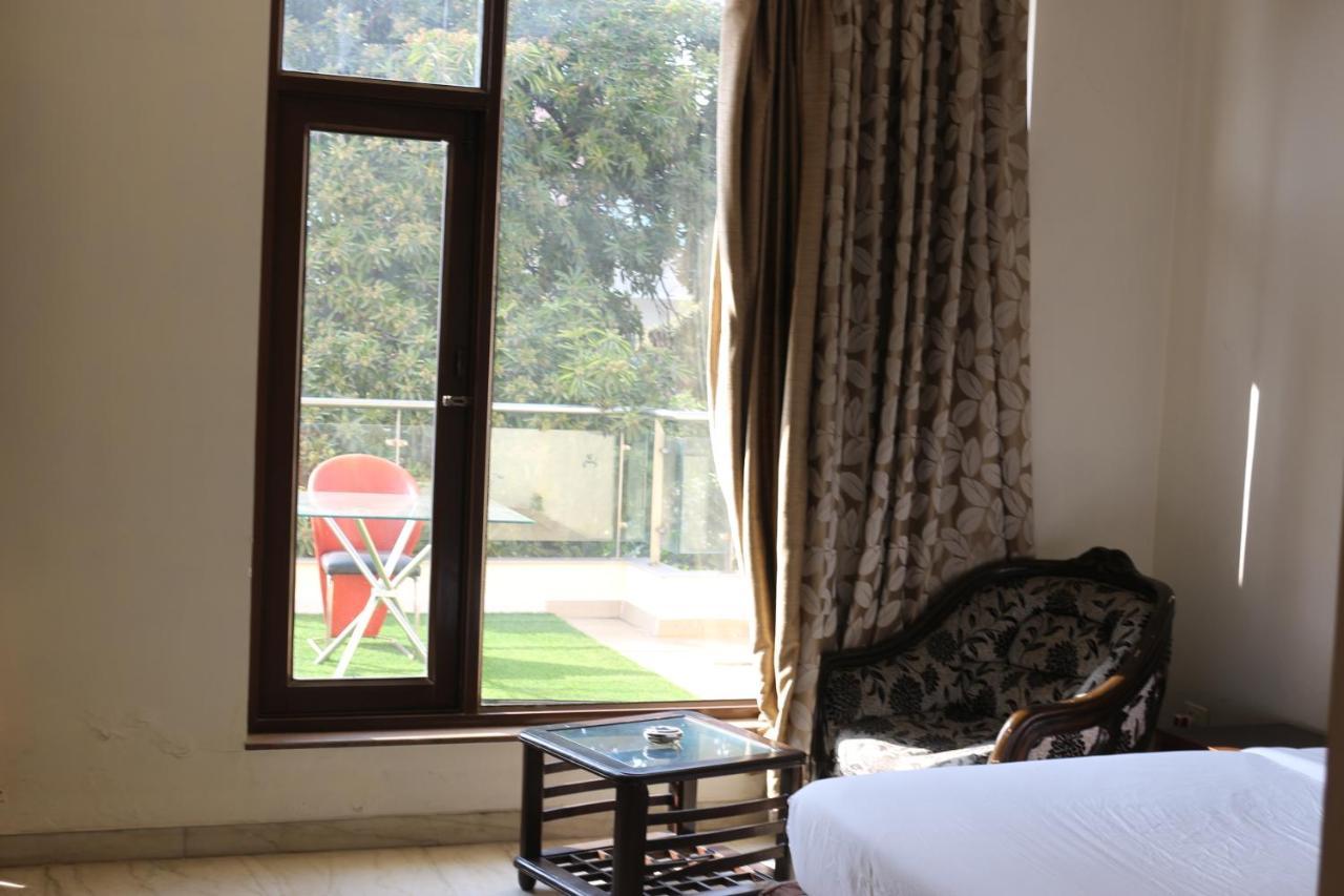 Lime Tree Hotel Sushant Lok Gurgaon Sector 29 Next To Iffco Chowk Metro Exteriör bild